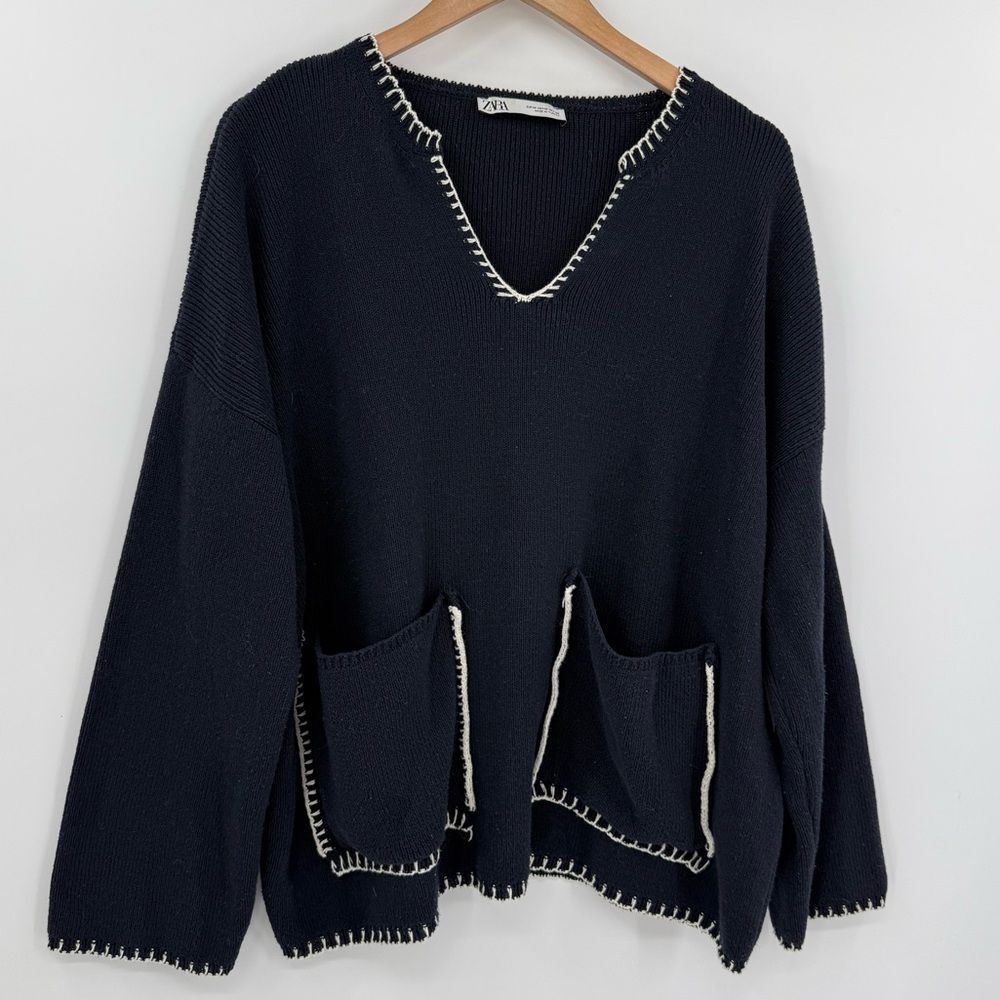 Zara Contrast Stitch V Neck Knit Sweater in Navy/White | Medium